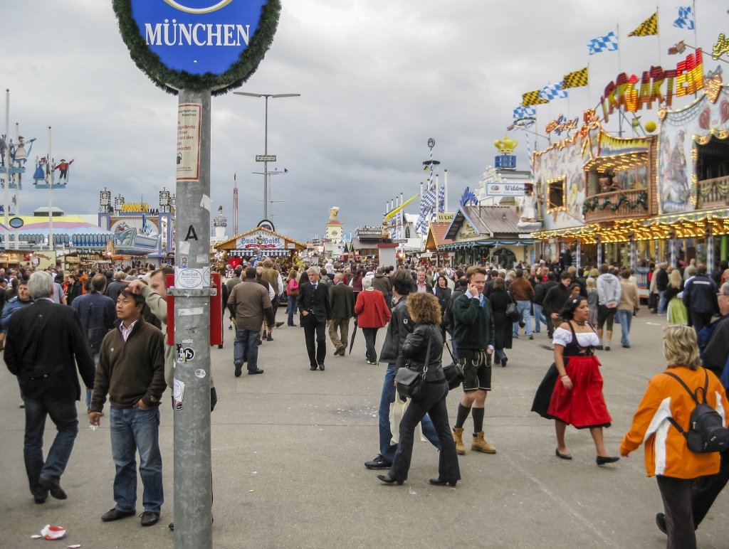 Blick auf die Theresienwiese mit zahlreichen Menschengruppen während des Oktoberfestes