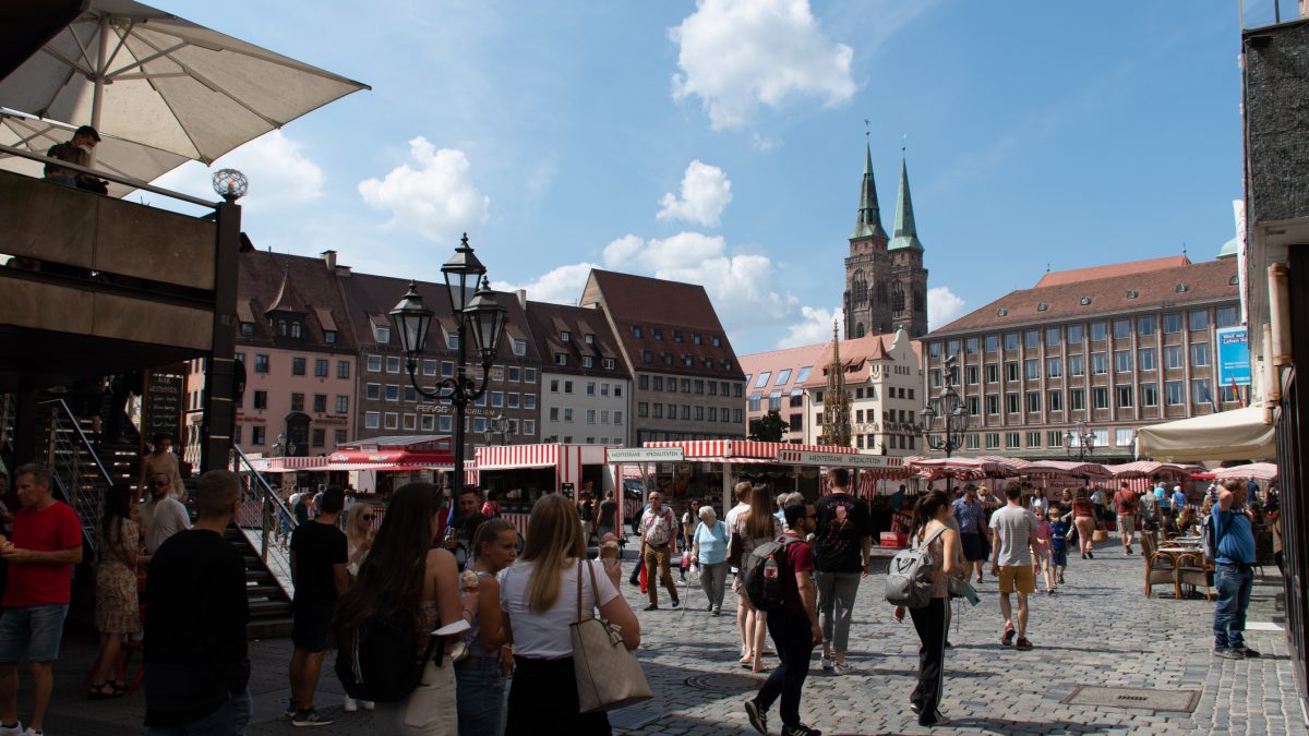 Menschen laufen über den Markt in Nürnberg