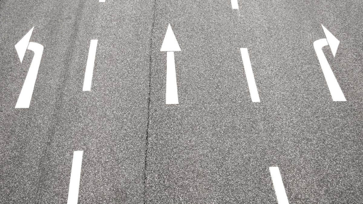 Straße mit Pfeilen nach links, geradeaus und rechts