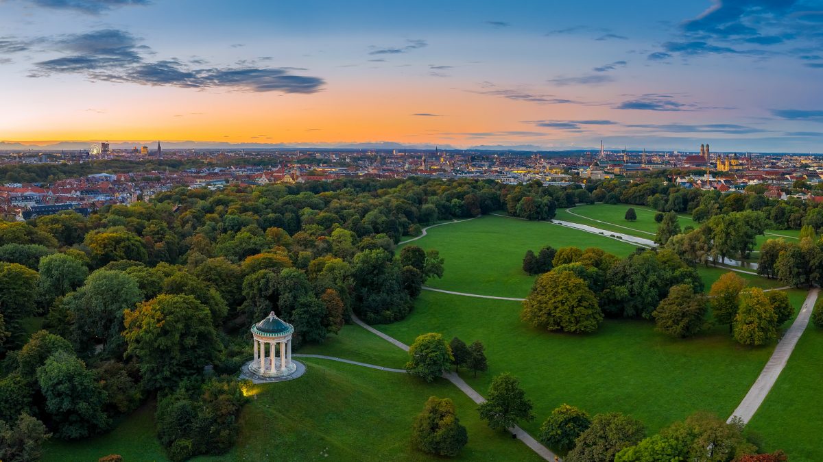 Blick von oben auf den Englischen Garten und angrenzende Wohngebiete in München