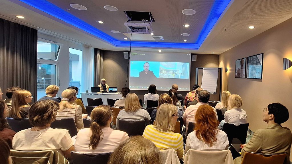 Die Referenten Prof. (FH) Mag. Dr. Michael Roither, Maria Kaufmann, J&ouml;rg Hentschel und Elisabeth Wein gaben Impulse und Praxiseinblicke zum Thema. Die Teilnehmenden tauschten sich im Anschluss in Workshops aus.